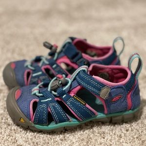Toddler size 9 Keen sandals
